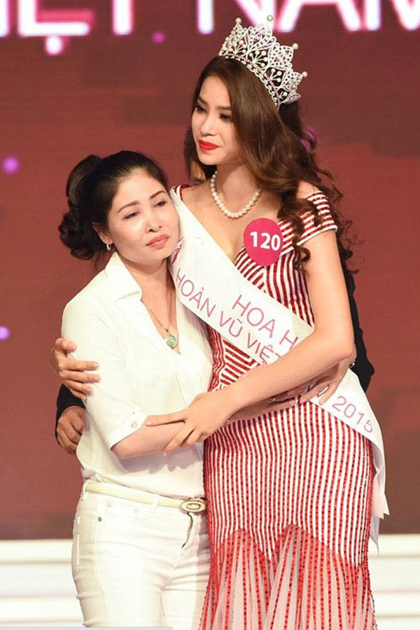 Chân dung người phụ nữ khiến Hoa hậu Phạm Hương quyết định xây biệt thự gần 1.000m2 để báo hiếu-1