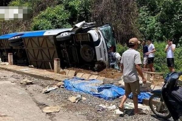 Cầu thủ Quảng Nam hoảng hồn kể lúc xe chở đội bóng mất lái, bị lật trên đèo khiến 4 người thương vong-4