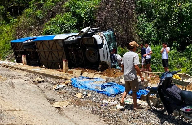 Cầu thủ Quảng Nam hoảng hồn kể lúc xe chở đội bóng mất lái, bị lật trên đèo khiến 4 người thương vong-1