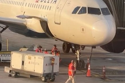 Nhân viên sân bay Mỹ tử nạn vì bị cuốn vào động cơ máy bay