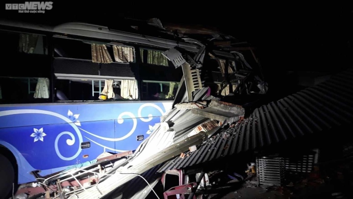 Phú Yên: Xe khách đâm vào nhà dân trong đêm, 4 người thương vong-1