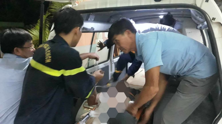 Phú Yên: Xe khách đâm vào nhà dân trong đêm, 4 người thương vong-2