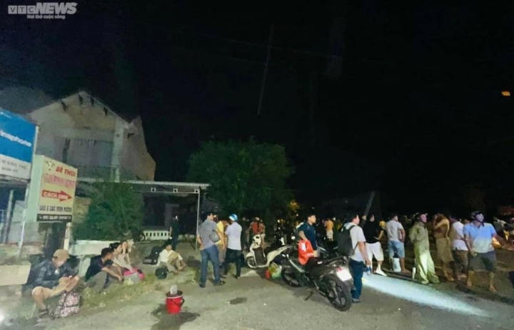Phú Yên: Xe khách đâm vào nhà dân trong đêm, 4 người thương vong-3