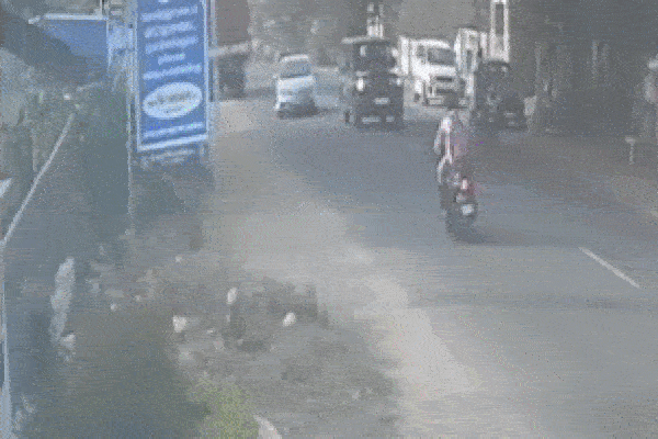 Vượt xe khi trời mưa, ôtô bị tông ngang thân-1