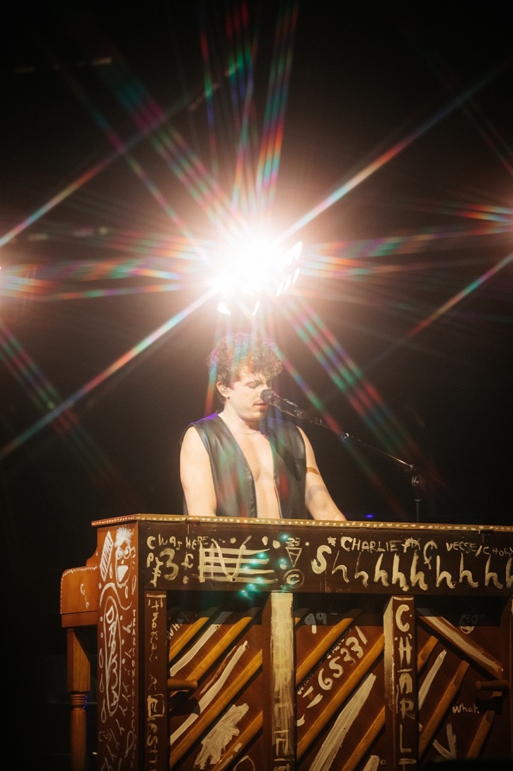 Người hâm mộ đồn đoán ‘siêu hit’ Charlie Puth sẽ mang tới đại nhạc hội 8Wonder-3