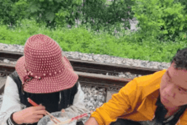 Vợ chồng người H'Mông bị lừa hết tiền, dầm mưa đi bộ từ Hà Nội về Hà Giang