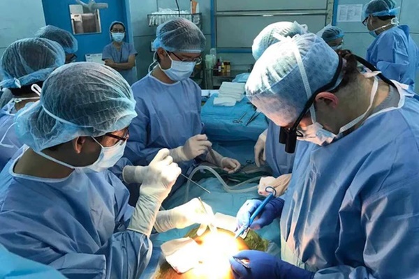 TP.HCM: Bác sĩ 2 bệnh viện đang ghép gan của mẹ cứu bé trai 11 tuổi-1