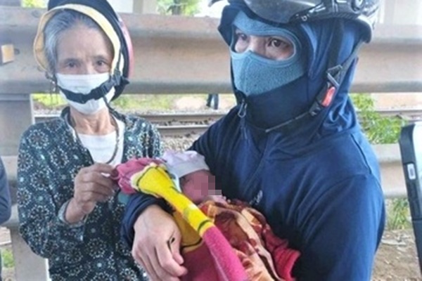 Bé trai sơ sinh bị bỏ rơi dưới chân cầu-1