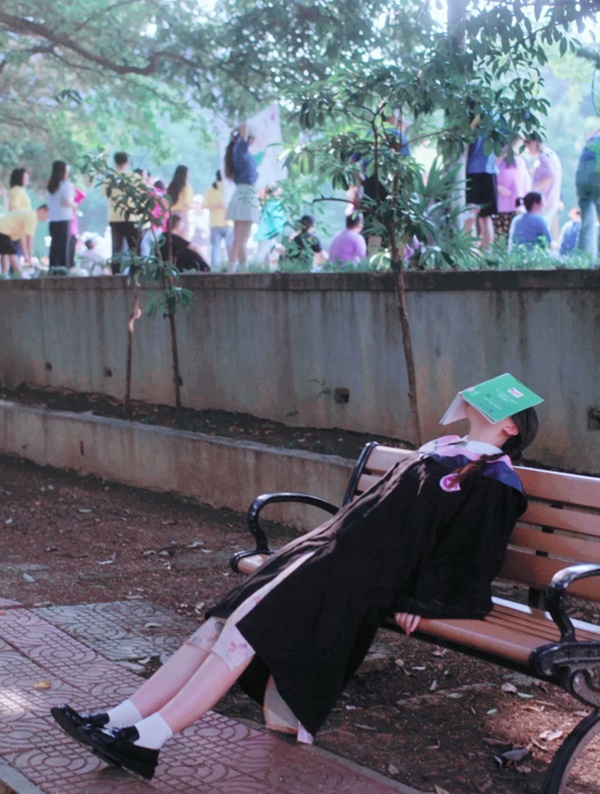 Sự thật đáng buồn phía sau bộ ảnh kỷ yếu giả chết” của sinh viên Trung Quốc-1