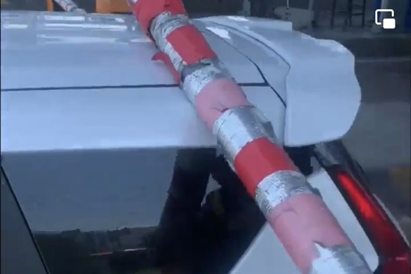 Tranh cãi nảy lửa ở trạm BOT Xa lộ Hà Nội vì đòi đền 200 triệu đồng...-1