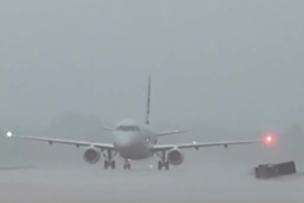 Làm sao để một chiếc máy bay mất kiểm soát dừng lại an toàn trên đường băng?-1