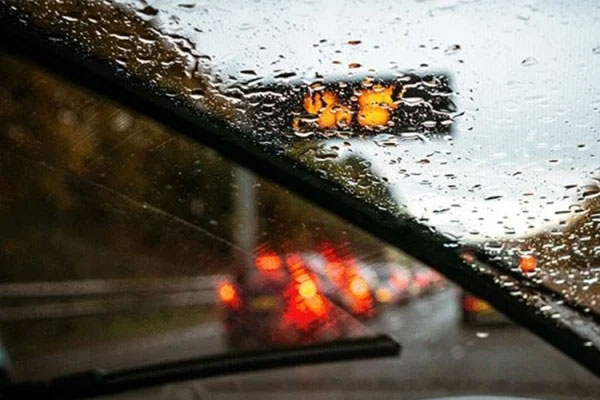 Lái xe dưới trời mưa lớn cần chú ý điều gì?-1