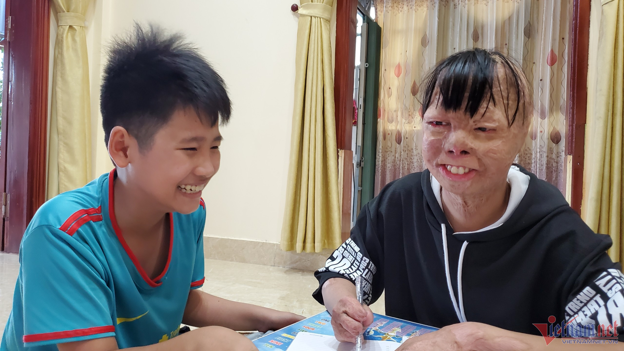 Cậu bé ở Thanh Hóa bị bố đổ xăng thiêu sống: Em ước mơ làm lính cứu hoả-1