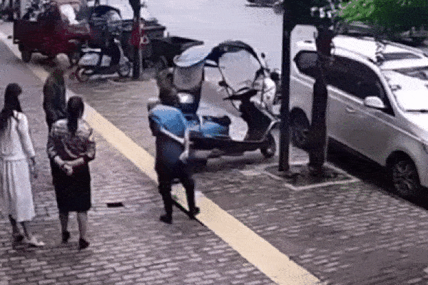 Clip: Ô tô con đang chạy trên đường bất ngờ bị hố tử thần nuốt chửng-1