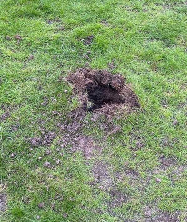 Thấy viên đá từ trên trời rơi trúng nhà, người đàn ông cười lớn vì vớ 5 tỷ đồng-1