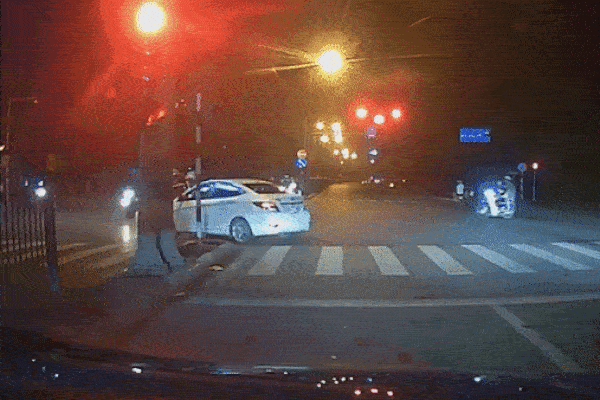 Vượt đèn đỏ, ôtô va chạm với xe con khác