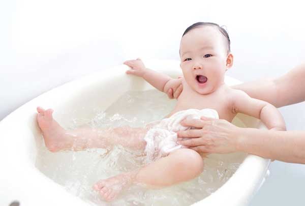 Thời điểm thích hợp dừng việc tắm cho trẻ-2