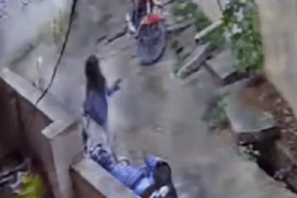 Clip: Vẫy tay gọi chó hoang, bé gái bị tấn công ngay giữa phố-1