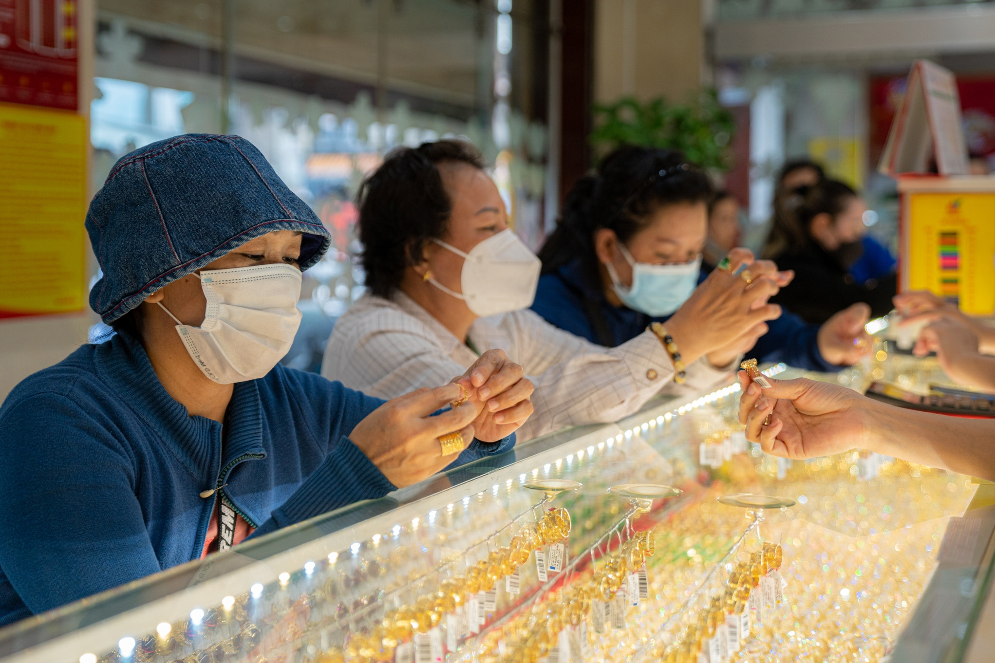 Hàng chục tấn vàng bán ra mỗi năm, người mua chịu đắt, đại gia lãi khủng-2