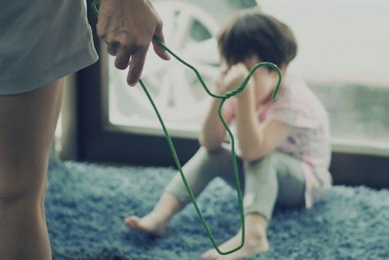 Cách ứng xử với trẻ chống đối không dùng đòn roi