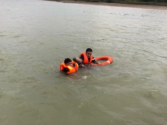 Nam thanh niên và người phụ nữ liên tiếp nhảy cầu Bến Thuỷ-2