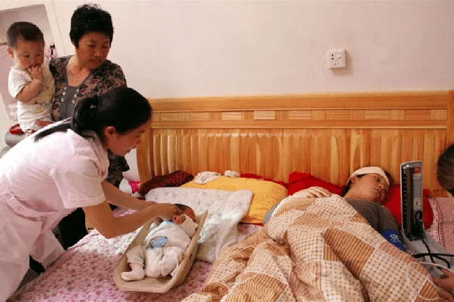 Trong thời gian ở cữ, 4 người này không nên vào thăm mẹ và bé-2