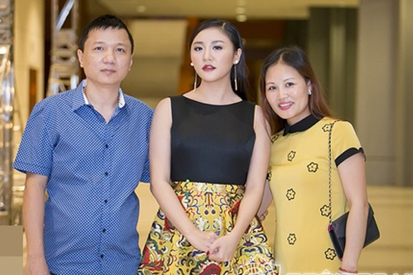 Tiết lộ chân dung người phụ nữ được Văn Mai Hương tin tưởng nhờ giữ tiền cát-sê-2