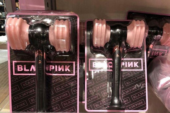 Đắt nhất 1,3 triệu đồng/chiếc, fan cuồng săn lùng 'búa hồng' BlackPink