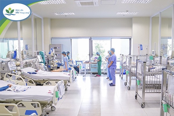 Trẻ 10 tuổi tử vong vì bị dùng dao lam rạch lên người chữa bệnh, thải độc-1