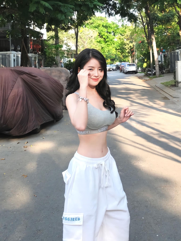 Mỹ nhân Vbiz nấm lùn nhưng body cực bốc lửa, vòng eo chưa đầy 60cm: Uống trà sữa nhưng không ăn trân châu-4