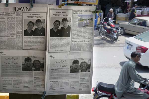 Gia đình tưởng niệm 2 cha con tử nạn trong thảm kịch tàu Titan-1