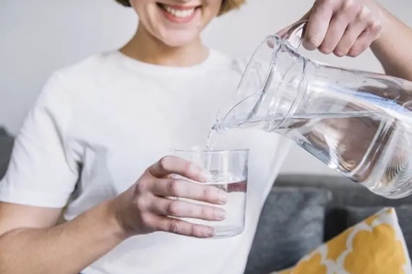 Người phụ nữ gặp hoạ khi uống 2,5 lít nước mỗi ngày để thanh lọc cơ thể-1