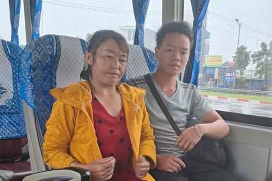 Hai người H'Mông đi bộ từ Hà Nội về Hà Giang không phải là vợ chồng hợp pháp