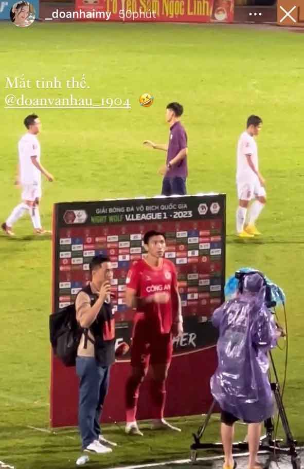 Đoàn Văn Hậu đưa Doãn Hải My về thăm quê, nắm tay nàng đi từ khán đài đến liveshow-2