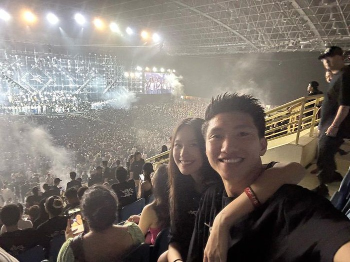 Đoàn Văn Hậu đưa Doãn Hải My về thăm quê, nắm tay nàng đi từ khán đài đến liveshow-3