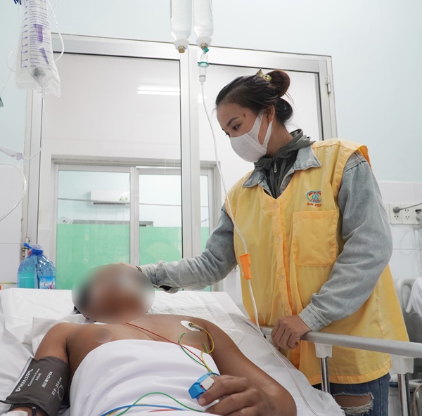 Lên rừng tìm ong bán kiếm tiền nuôi con, người đàn ông bị rắn hổ chúa tấn công-2