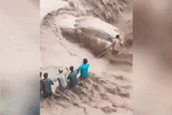 ‘Nghẹt thở’ giải cứu 2 người mắc kẹt trong ô tô giữa dòng nước lũ-1