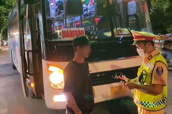 Bị hoãn gần nửa tiếng, 159 khách vẫn vui vẻ khi biết máy bay chờ chở trái tim-2