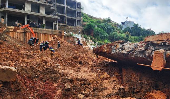 Sạt lở kinh hoàng ở Đà Lạt vùi lấp 2 người, nhiều trường hợp bị thương-1