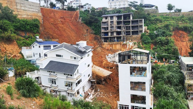 Sạt lở kinh hoàng ở Đà Lạt vùi lấp 2 người, nhiều trường hợp bị thương-2