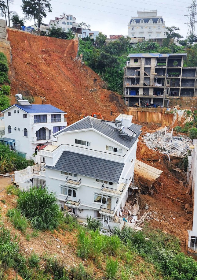 Sạt lở kinh hoàng ở Đà Lạt vùi lấp 2 người, nhiều trường hợp bị thương-3