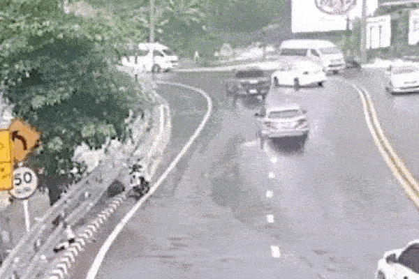 Tài xế xử lý đầy khó hiểu khi đang lái xe trên đường