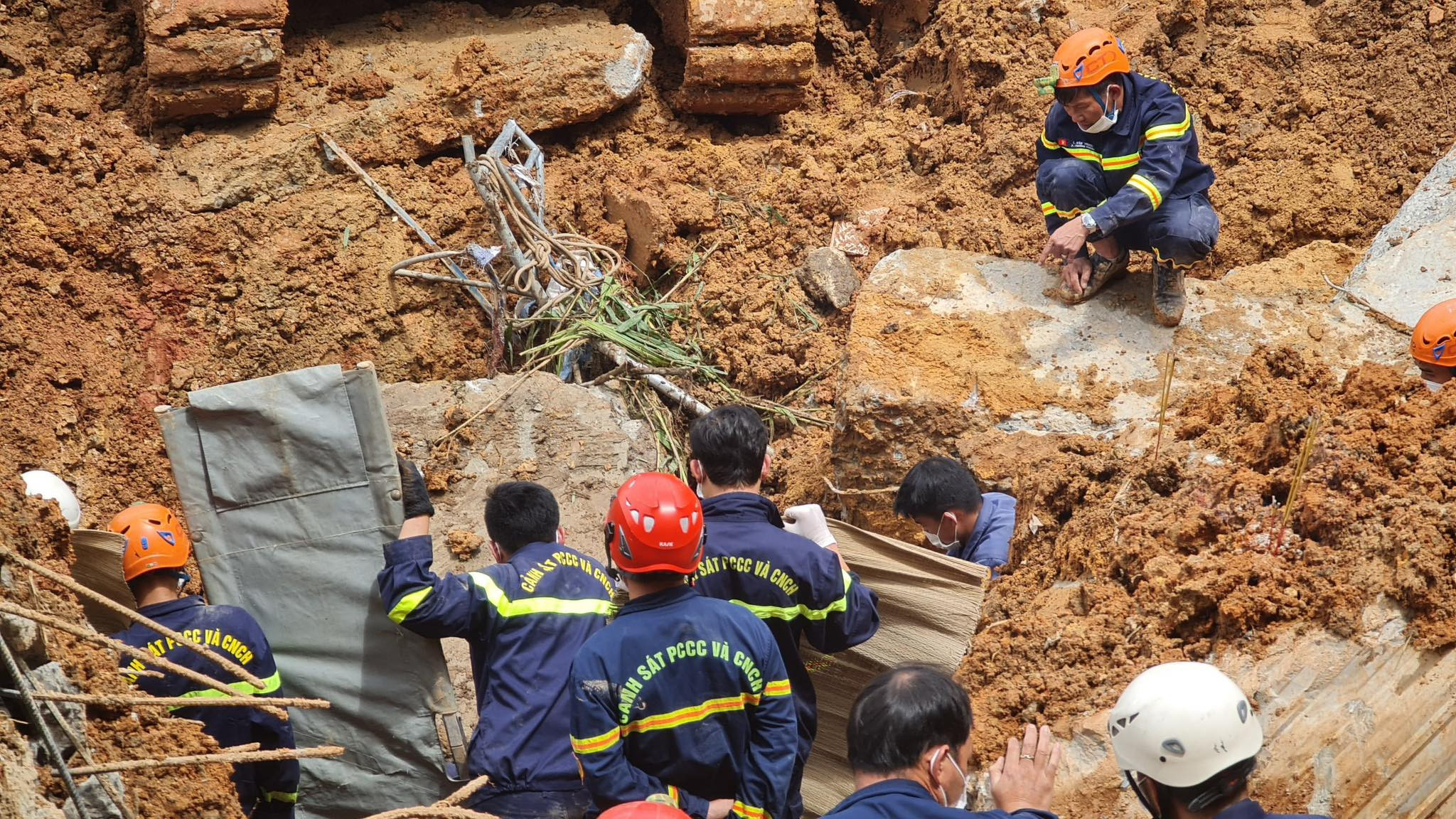 Vụ sạt lở ở Đà Lạt: Tìm thấy thi thể 2 vợ chồng công nhân bị vùi lấp-1