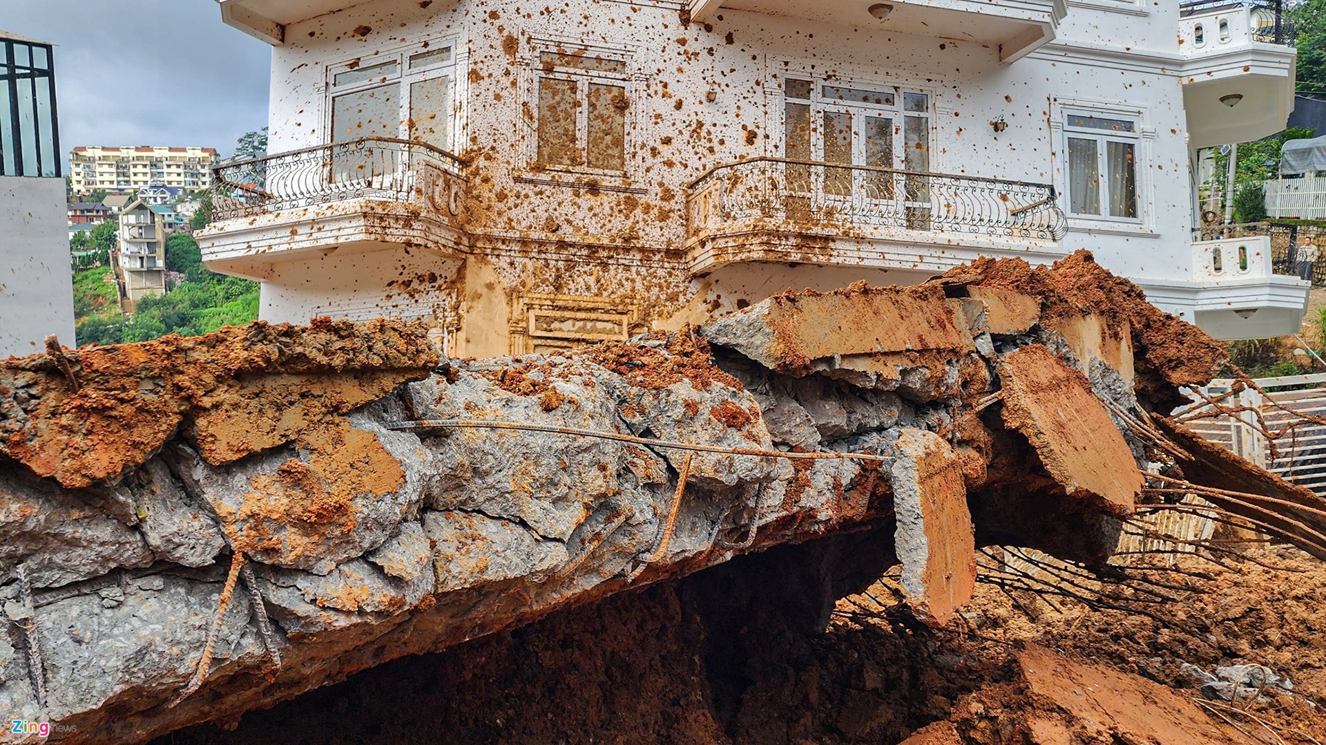 Hiện trường vụ sạt lở, vùi lấp nhiều người ở Đà Lạt-4