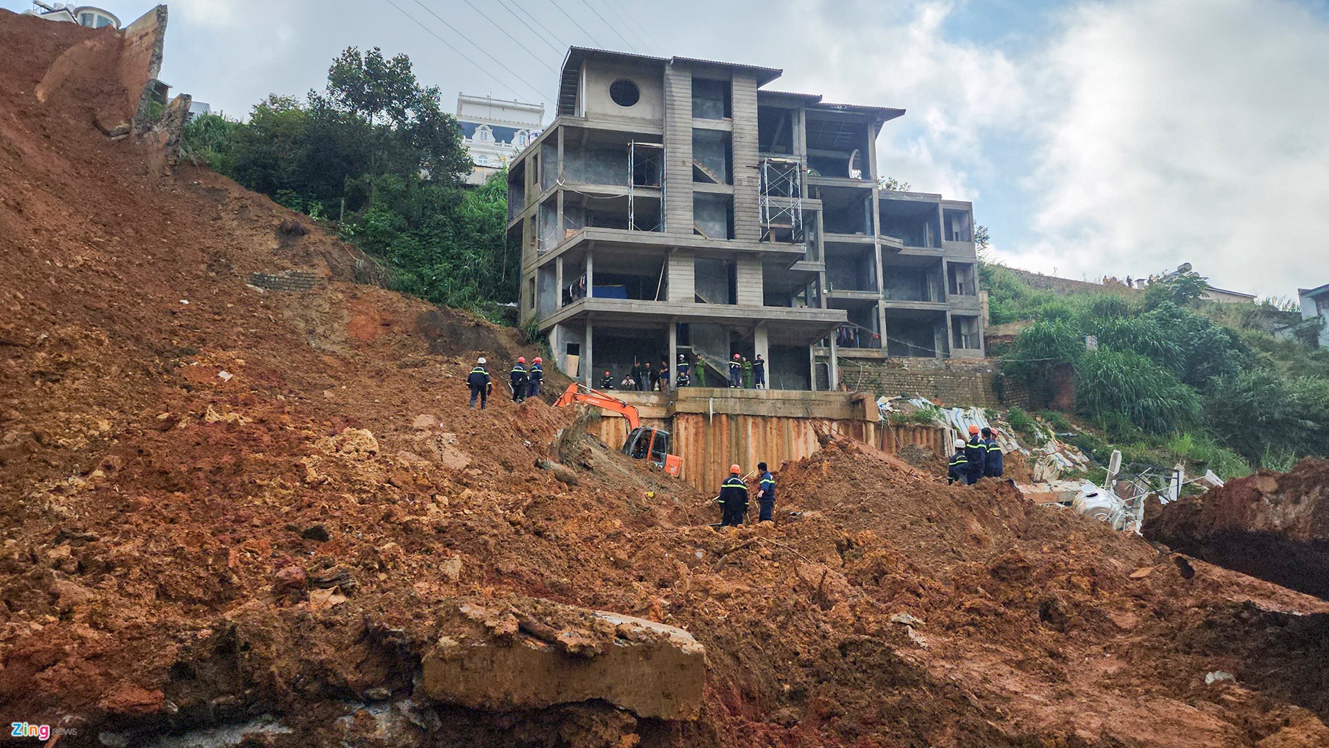 Hiện trường vụ sạt lở, vùi lấp nhiều người ở Đà Lạt-8