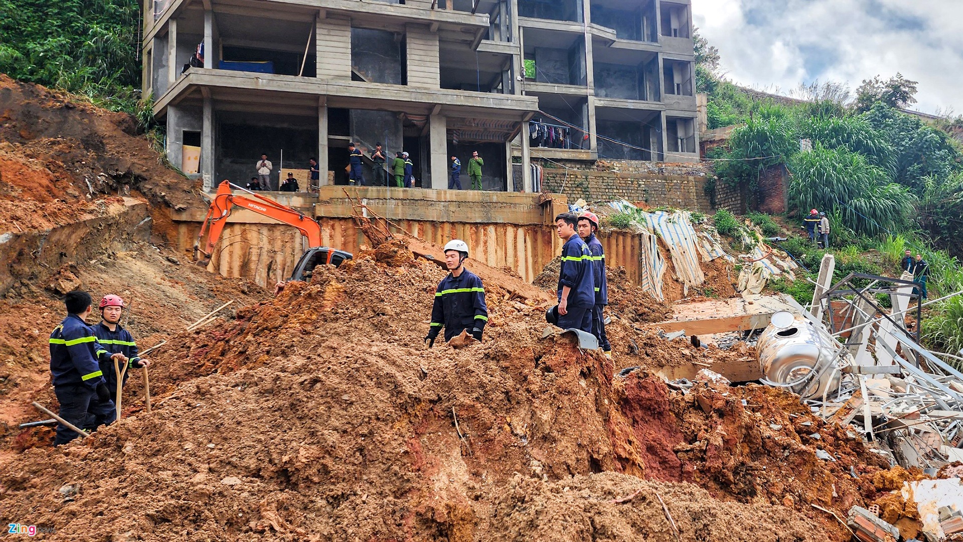 Hiện trường vụ sạt lở, vùi lấp nhiều người ở Đà Lạt-10