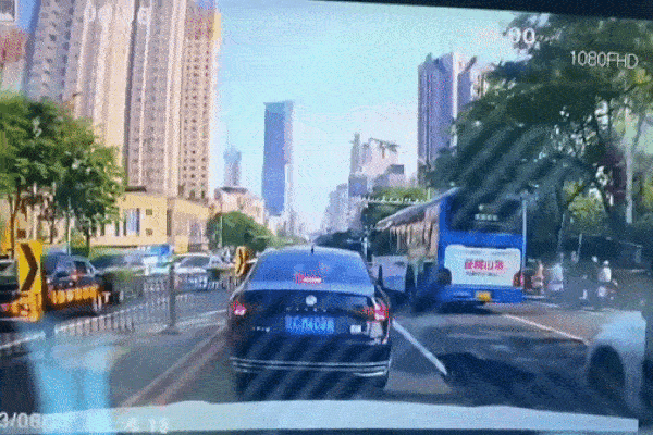 Clip: Đang đứng nói chuyện, 2 người phụ nữ bị hố tử thần nuốt chửng-1