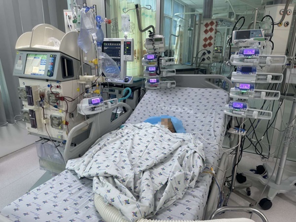 Trẻ mắc sốt xuất huyết nặng liên tiếp nhập viện-1