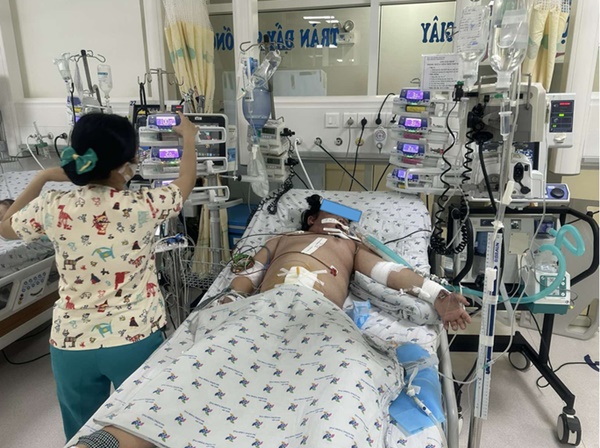 Trẻ mắc sốt xuất huyết nặng liên tiếp nhập viện-2