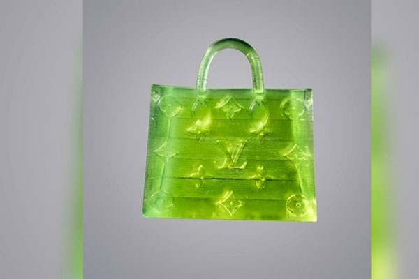 Chiếc túi xách nhỏ hơn hạt muối được bán với giá 63.000 USD-2